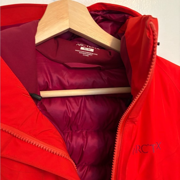 Arc’teryx Women's Red Jacket Medium Insulated Beta AR Puffer Gortex Snow Coat - Picture 11 of 12